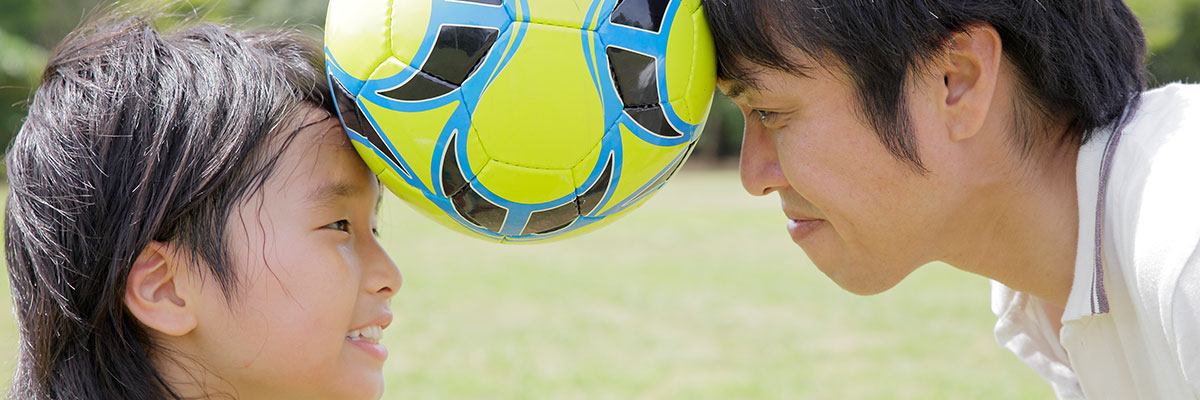 親子でフットサルをする画像